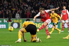 曼联三中卫体系困境与战术调整必要性分析